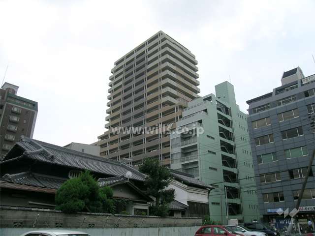 周辺にはマンションやテナントビルが多く建ち並んでいます