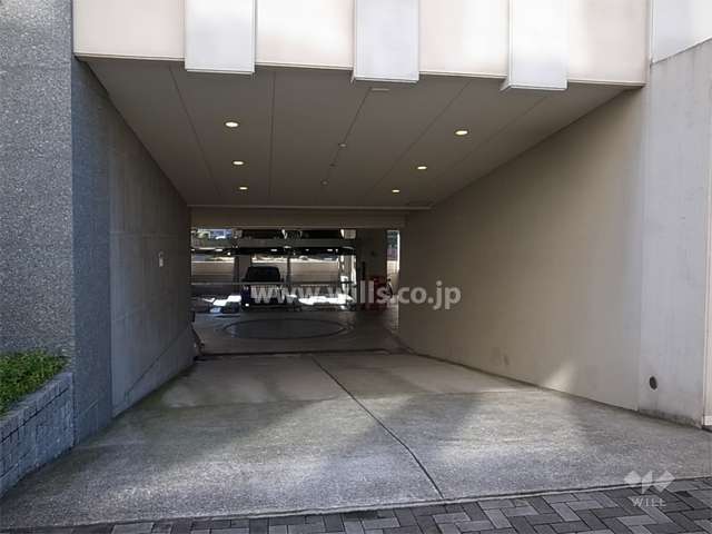 半地下になっている駐車場へのアプローチ