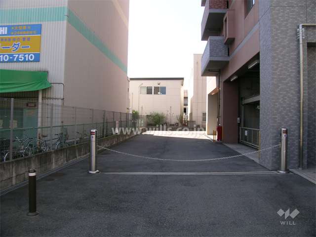 ロボットゲート付きの駐車場入り口