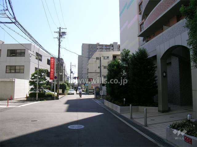 東側前面道路（周辺は住宅の他、店舗や事務所などもあります）