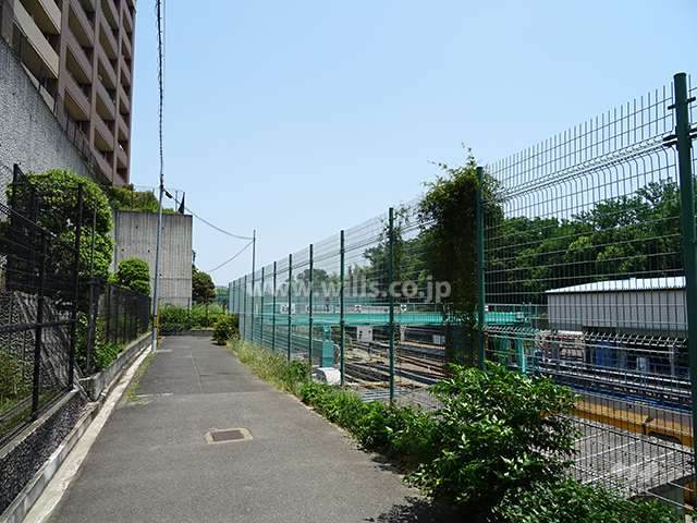 敷地南側の遊歩道。右手には「北大阪急行電鉄桃山台車庫」があります。
