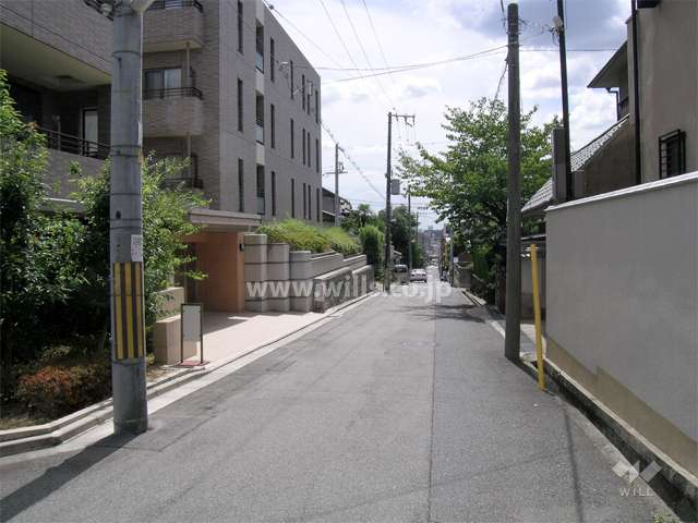 敷地西側の道路（正面奥が阪急「豊津」駅です）