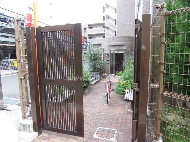 敷地北側のサブのエントランス