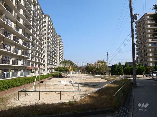 A棟（左）とB棟（右）の間に、広い公園があります。