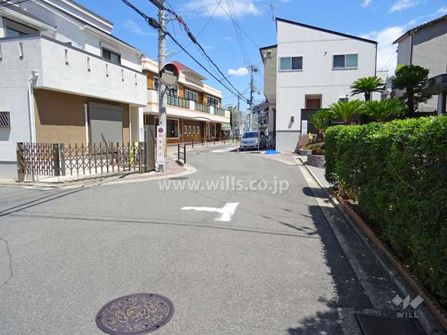 敷地北側の前面道路（西側から）
