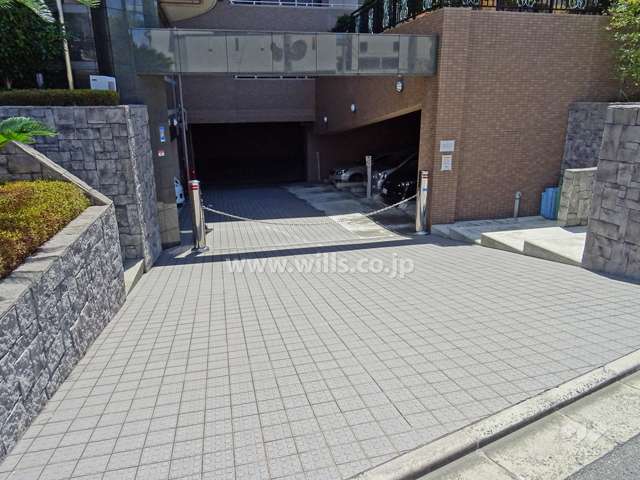 駐車場出入り口（ロボットゲート付）