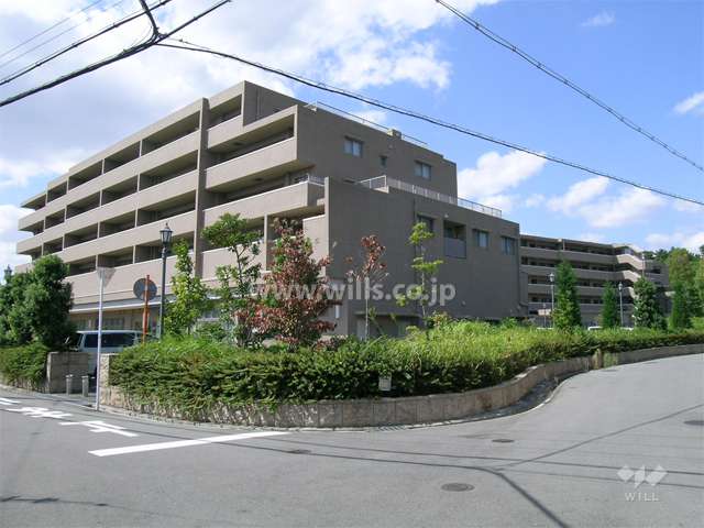 ロイヤルアーク千里藤白台の外観（南東側から）