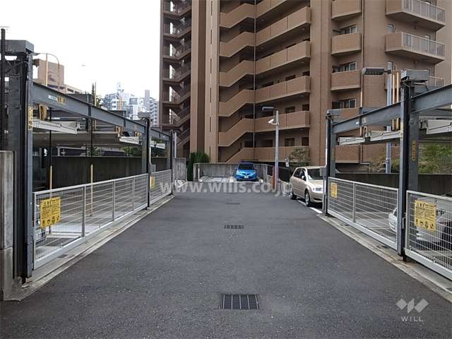 敷地北部分にある敷地内駐車場（屋外）