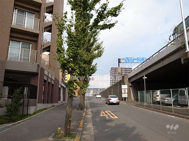 敷地の東側は新御堂筋とその測道に面しています。
