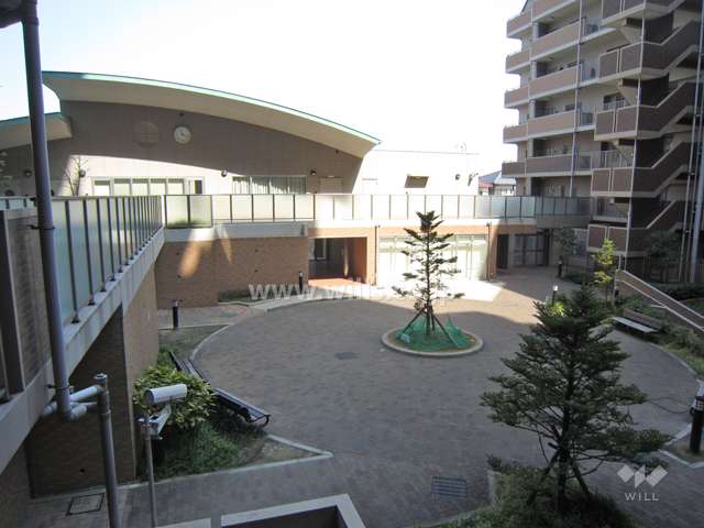 敷地中央付近に設けられた広場