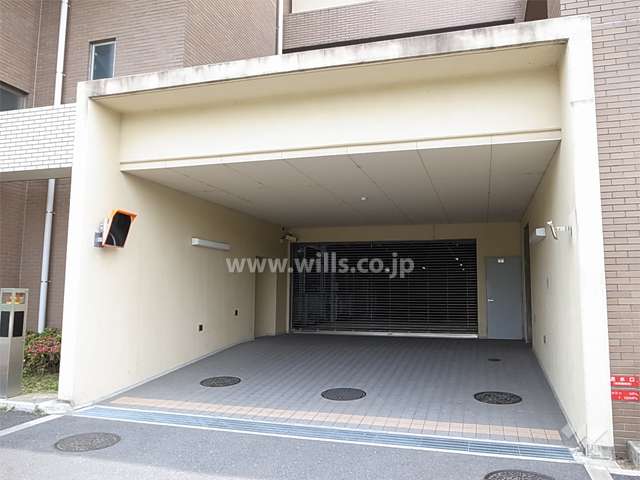 敷地内駐車場入口（リングシャッター付き）