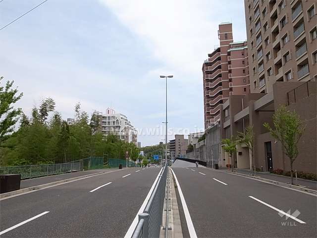敷地の北側は4車線の通りに面しています。