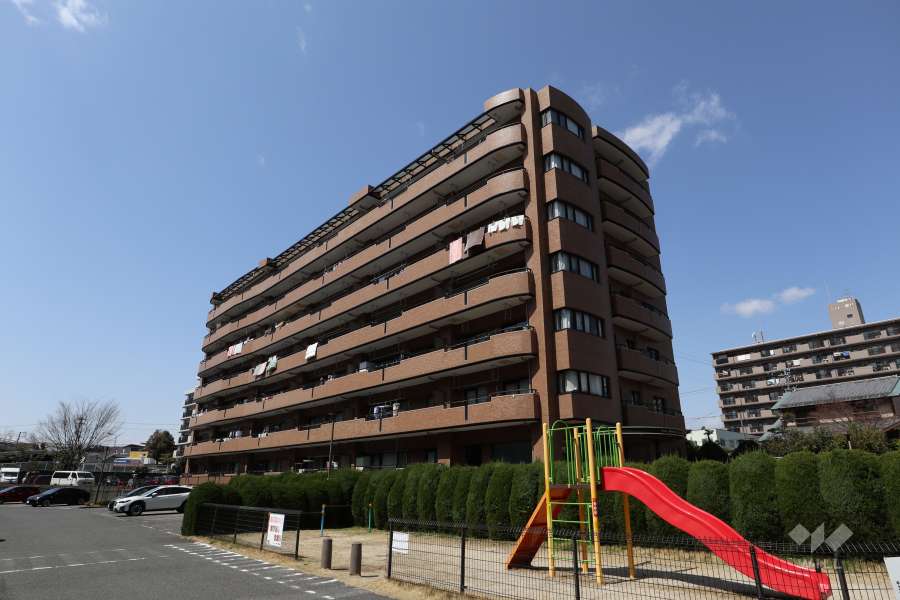ライオンズマンション瀬戸北山の外観（南東側から）