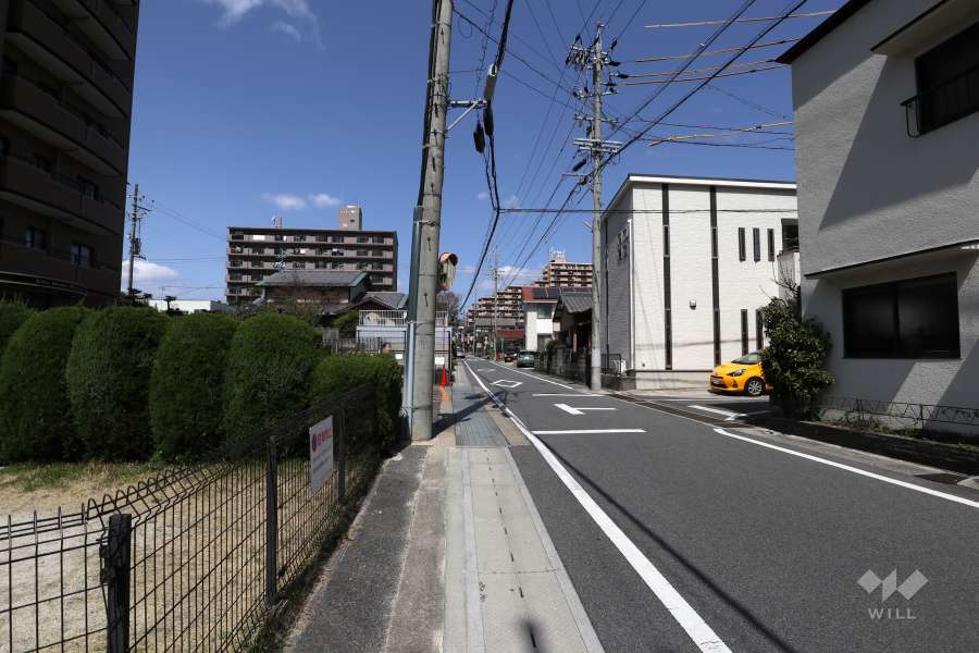 敷地東側の前面道路（南側から）
