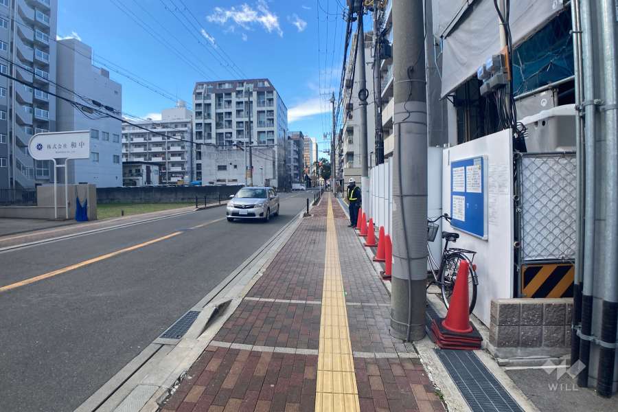 敷地南側の前面道路（東側から）