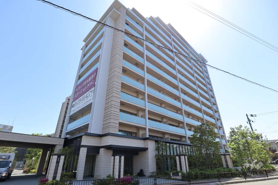 ライオンズ茨木総持寺ステーショングランの外観（西側から）
