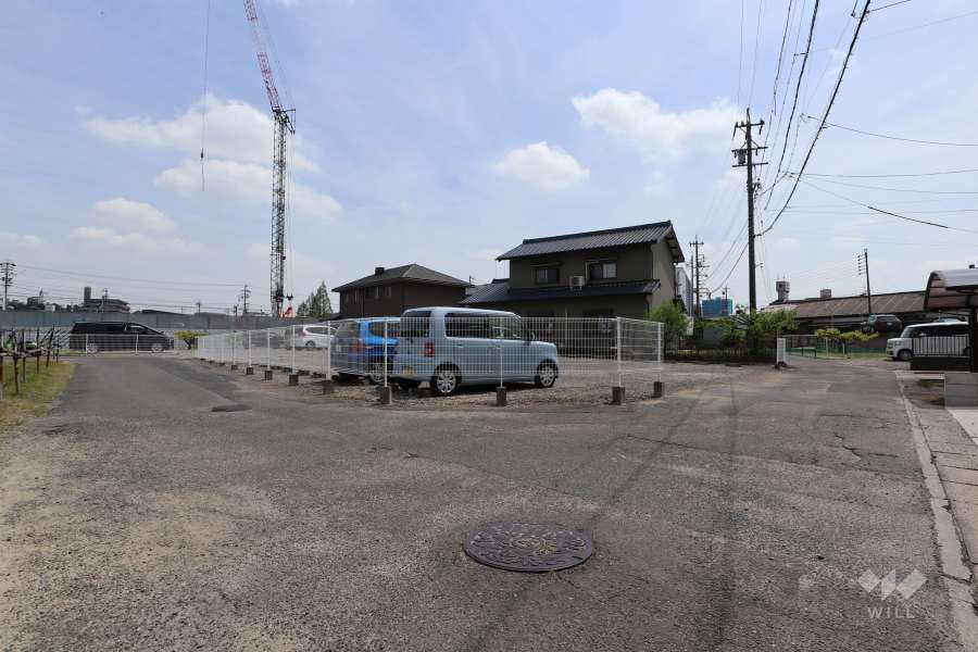 敷地東側の前面道路（北側から）