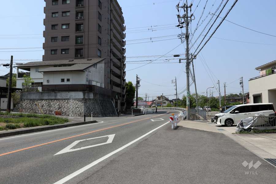 敷地北側の前面道路（東側から）