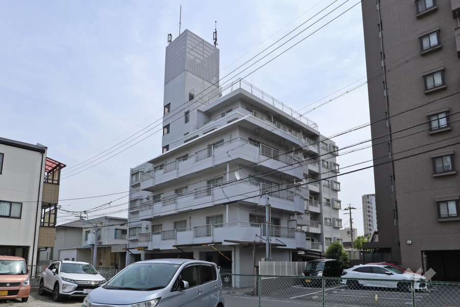 マンション中央の外観（北西側から）