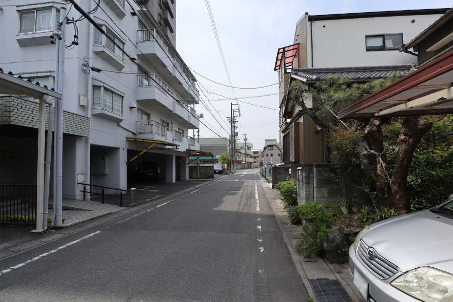 敷地北西側の前面道路（北東側から）