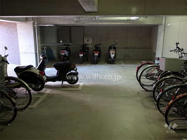 屋内にある駐輪場とバイク置き場