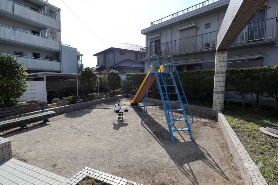 敷地内にはプレイロットがあります。