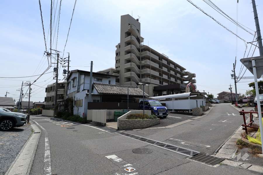 敷地北側と東側の前面道路（北東側から）