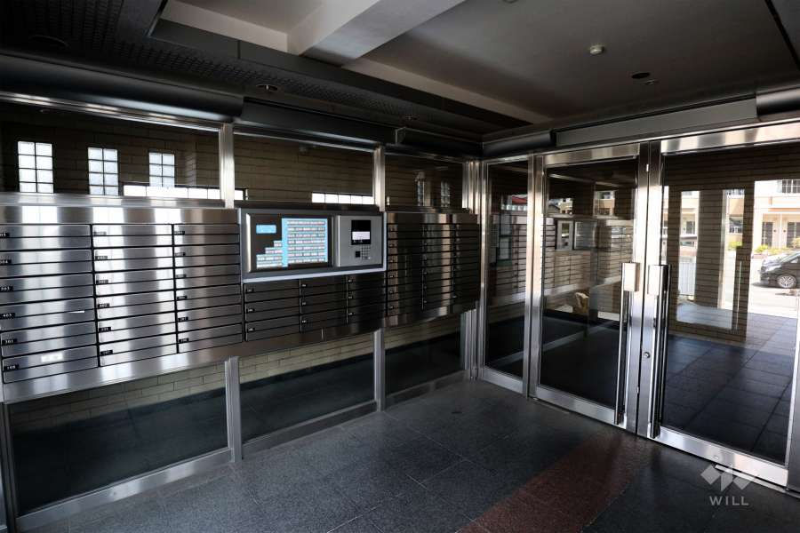 エントランスはオートロック付きです。