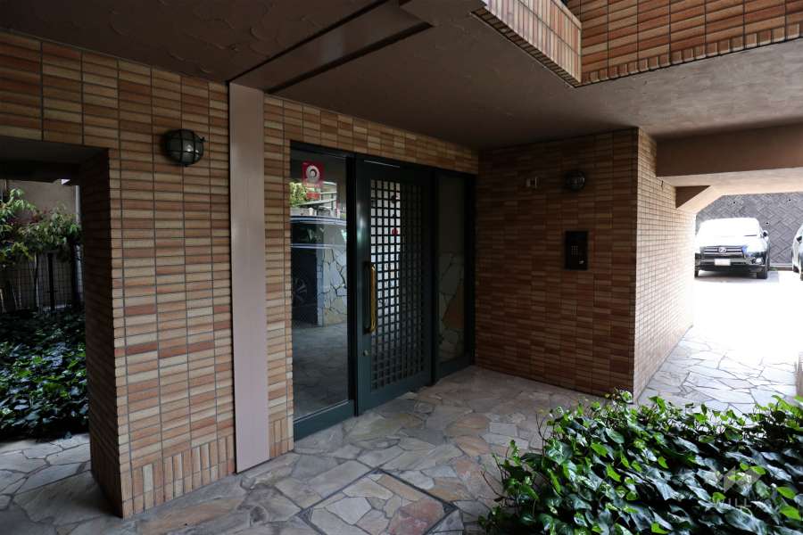 エントランスはオートロック付きです。