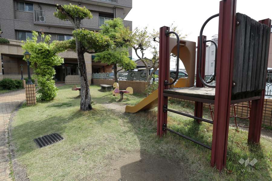 敷地内にはプレイロットがあります。