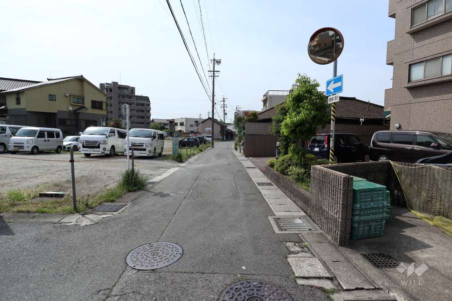 敷地東側の前面道路（北側から）