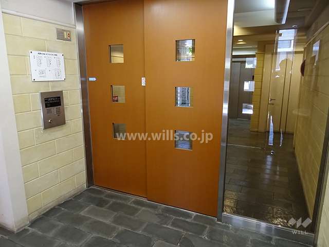 エントランスはオートロック付です。