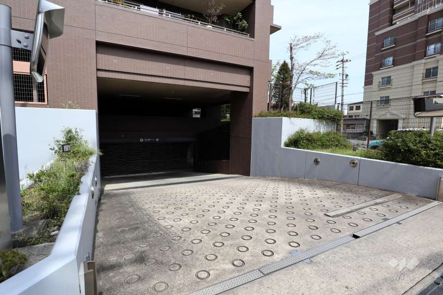 駐車場の出入口（リングシャッター付き）