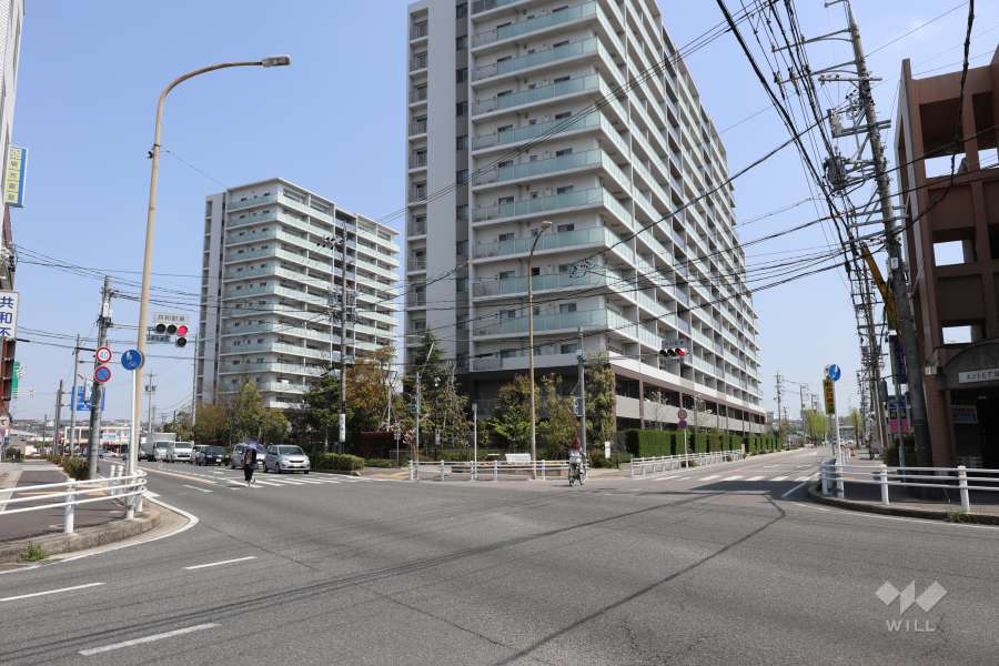 敷地南側と西側の前面道路（南西側から）