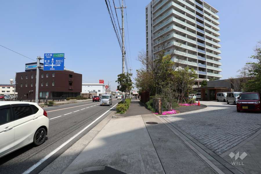 敷地西側の前面道路（南側から）