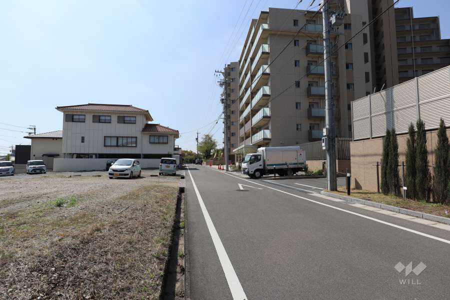 敷地東側の前面道路（北側から）