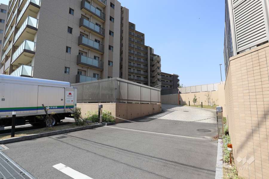 駐車場の出入り口（ロボットゲート付き）・敷地内駐車場（自走式立体）