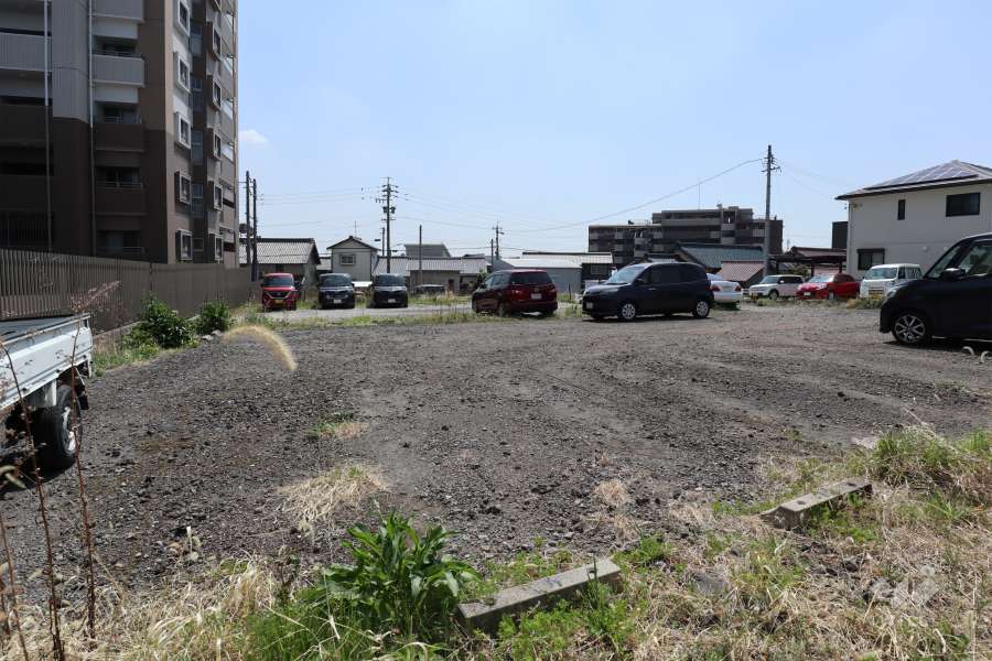 敷地に隣接する駐車場