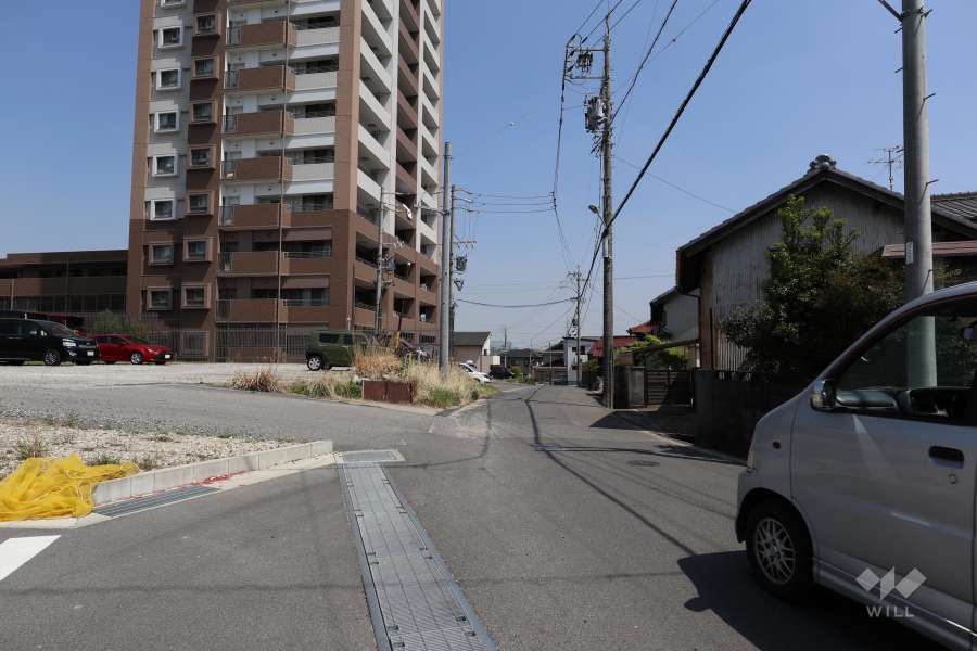 敷地南側の前面道路（西側から）