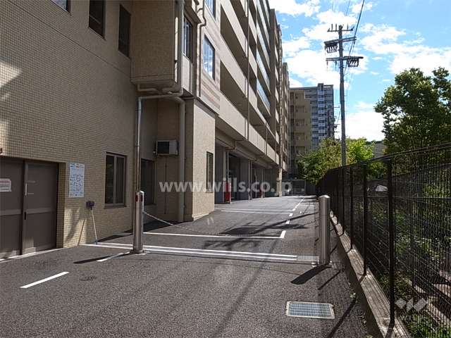 入り口にロボットゲートが付いた敷地内駐車場