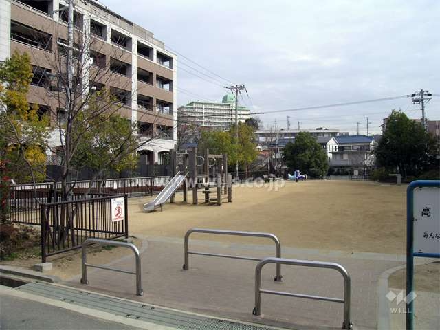 敷地の南側には公園があります。