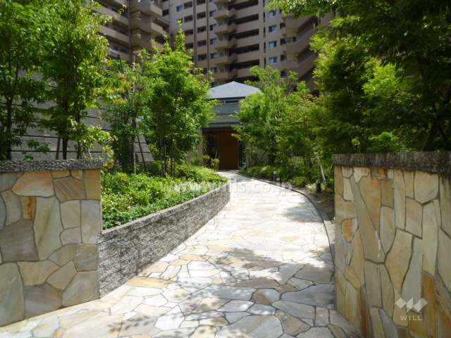 植栽に囲まれたエントランスアプローチ