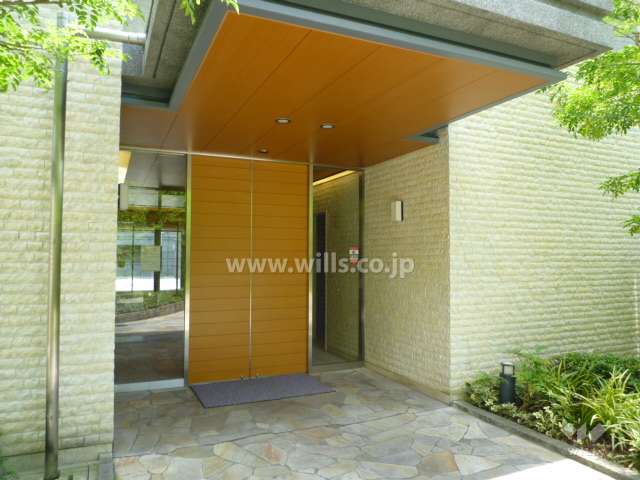 エントランスはオートロック付きです。