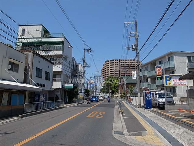 周辺は住宅の他、店舗や事務所が混在する街です。