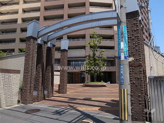 アーチの付いた敷地入口