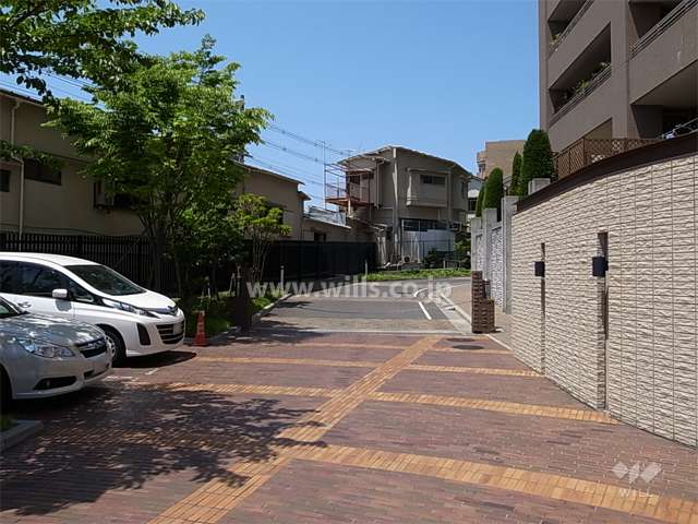 駐車場へのアプローチ（ロボットゲート付きで、一方通行になっています。）