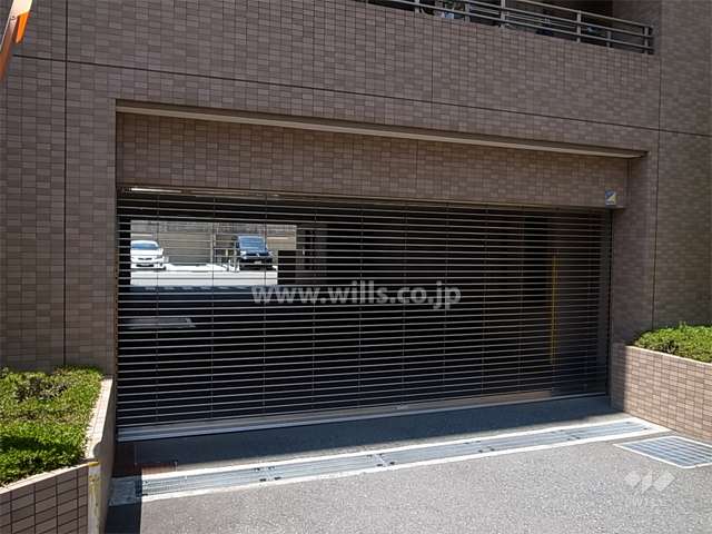 敷地内駐車場入口（リングシャッター付き）