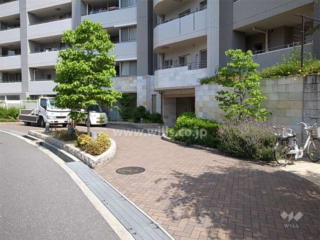 エントランス前には車寄せがあります。