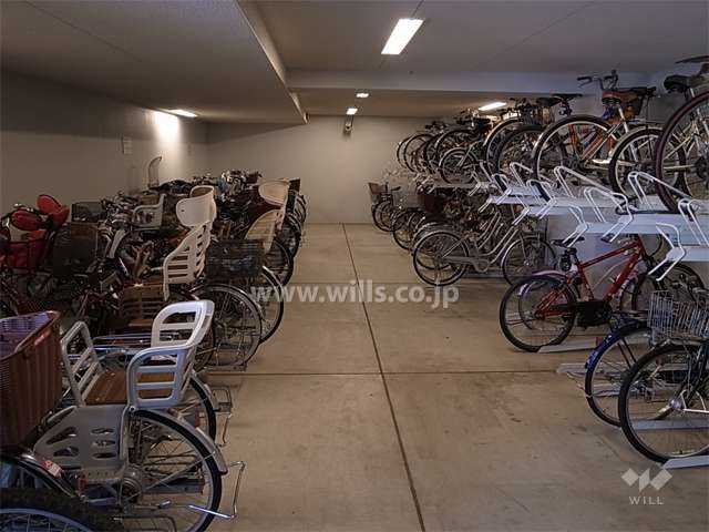 エントランス横にある屋内の駐輪場