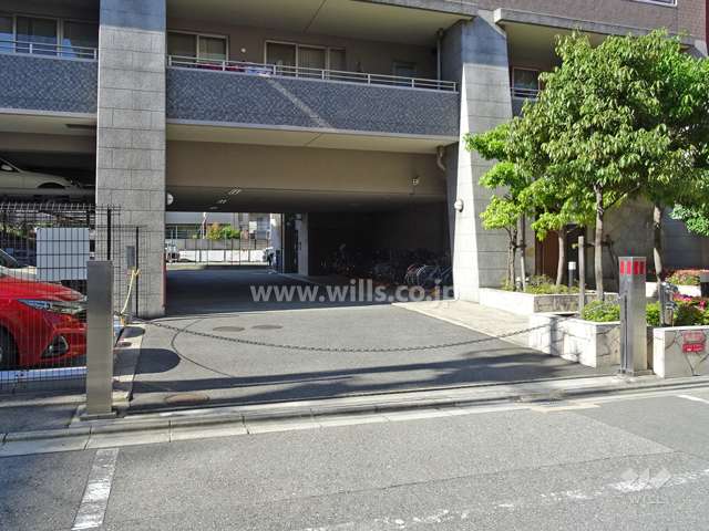 駐車場出入り口（ロボットゲート付き）
